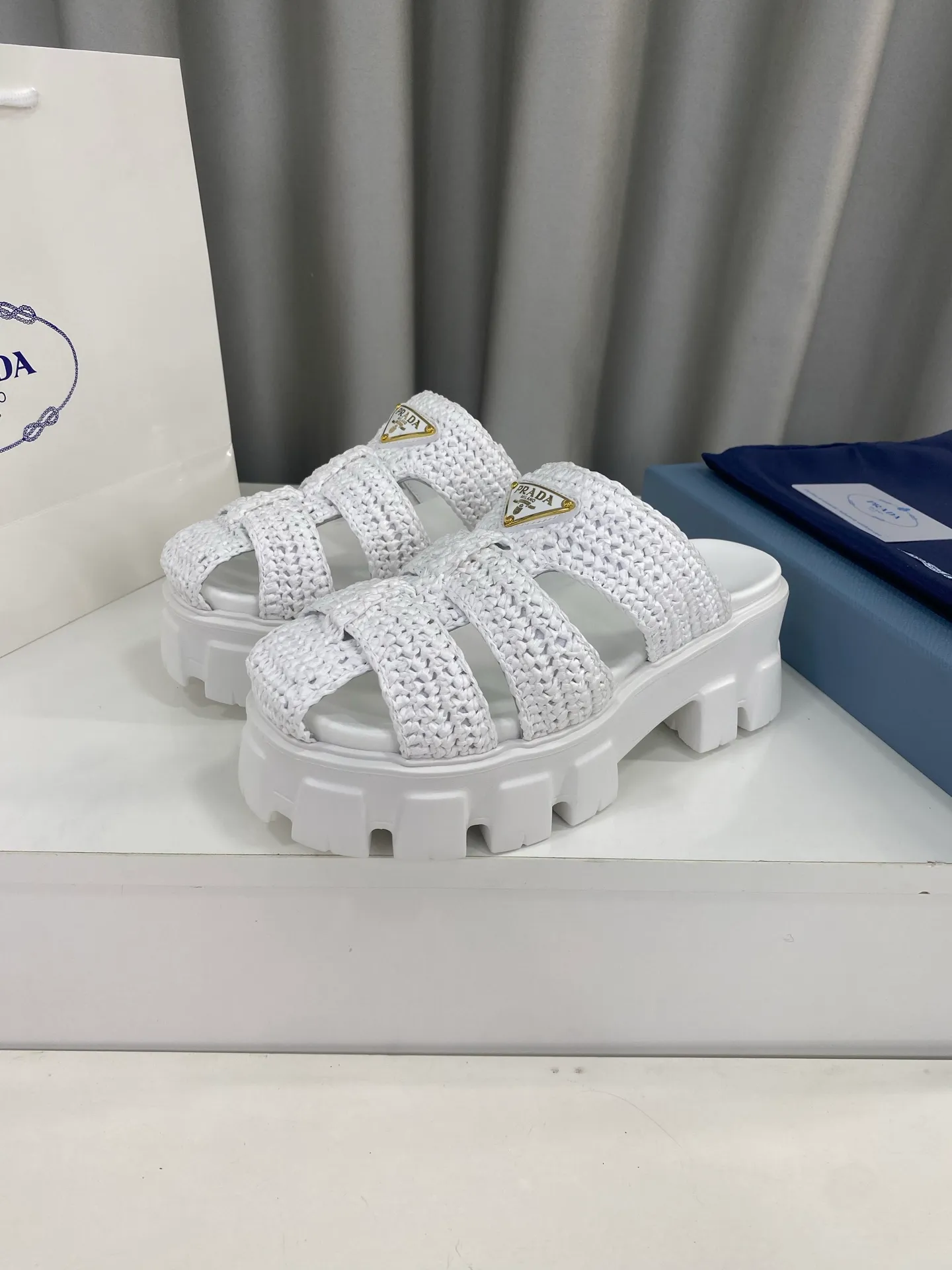 👟👟Ex-factory price 520👟👟 Prada's latest bamboo cage weaving thick-soled triangle buckle sandals☑️ Latest environmentally friendly PP material, fully hand-crocheted, just like knitting sweaters, slow work and meticulous work, retro fashionable thick-soled shoes, with woven uppers, making the whole pair of shoes light and comfortable, bright colors, satisfying various choices for fashionable people with different styles! The iconic metal triangle logo is paired with the shape of ancient beach sandals. Every design element is fashionable! Size: Women's 35-39 (34, 40, custom-made, non-returnable) Full set of counter original packaging